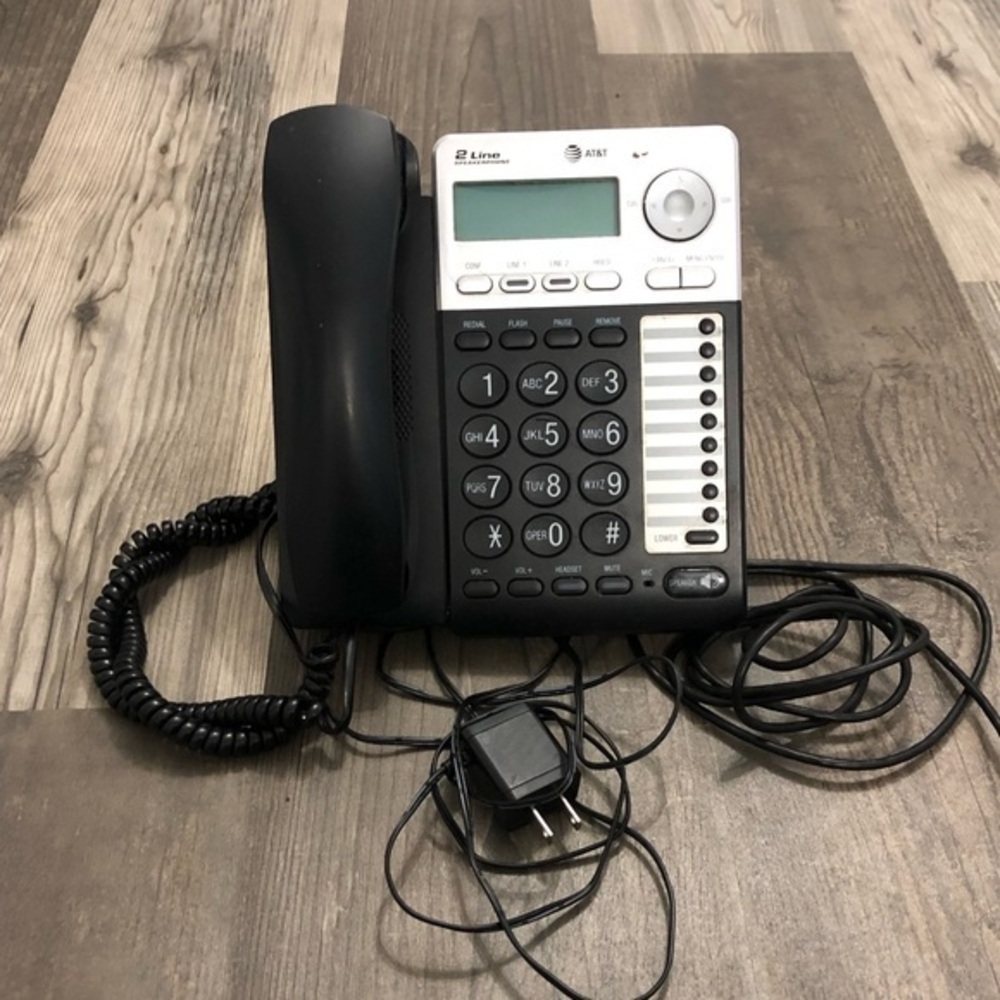 AT&T‎ Corded Telephone with Caller ID - Silver/Black (AT ML17929)